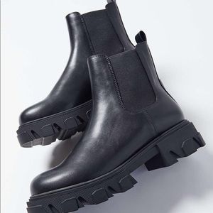 URBAN OUTFITTERS CHUNKY ANKLE BOOTIES